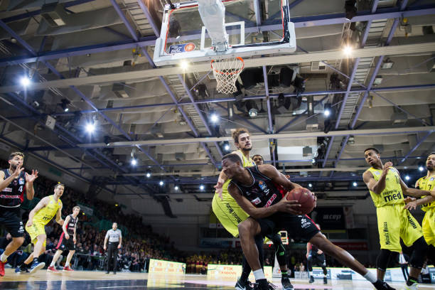 阿尔瓦雷斯 阿尔瓦雷斯